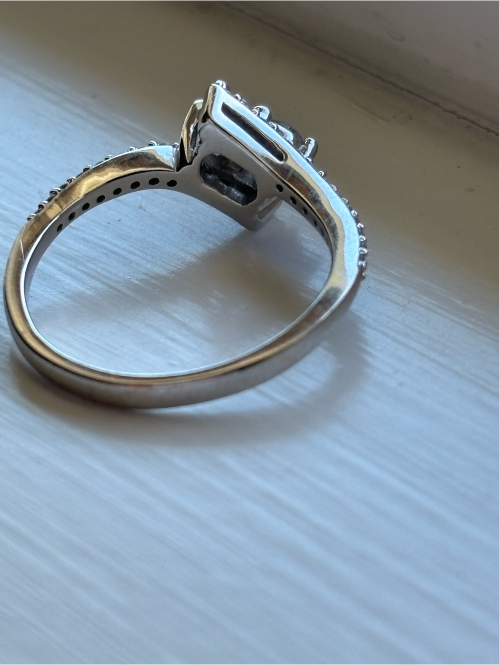 Sparkling White diamond Split Shank Ring - Picture 5 of 6